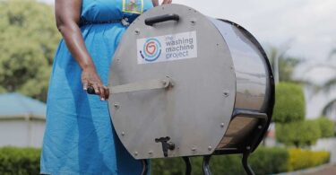 Machine à laver manuelle Divya du Washing Machine Project avec tambour en acier inoxydable et manivelle