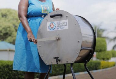 Machine à laver manuelle Divya du Washing Machine Project avec tambour en acier inoxydable et manivelle