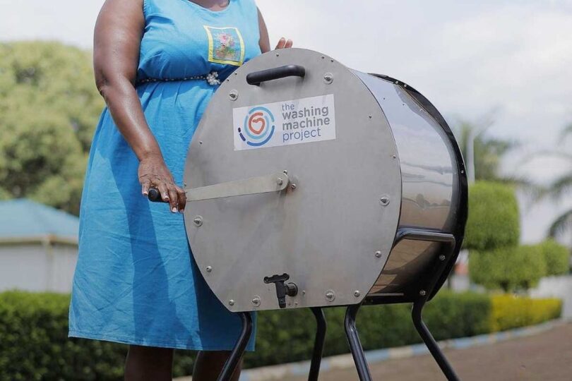 Machine à laver manuelle Divya du Washing Machine Project avec tambour en acier inoxydable et manivelle