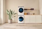 Duo de lave-linge et sèche-linge Samsung blanc au design épuré, installés en colonne dans une buanderie moderne et lumineuse, illustrant la nouvelle gamme équipée d'intelligence artificielle.